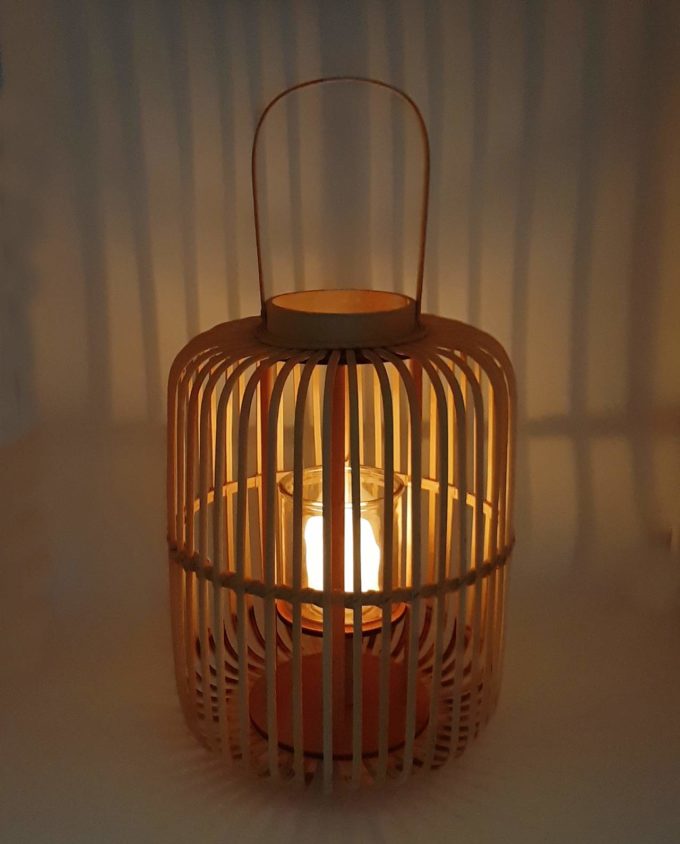 Φανάρι από μπεζ μπαμπού με γυαλί για να προστατεύει το κερί από τον άνεμο. Διάσταση: ύψους 43 cm, διαμέτρου 36 cm