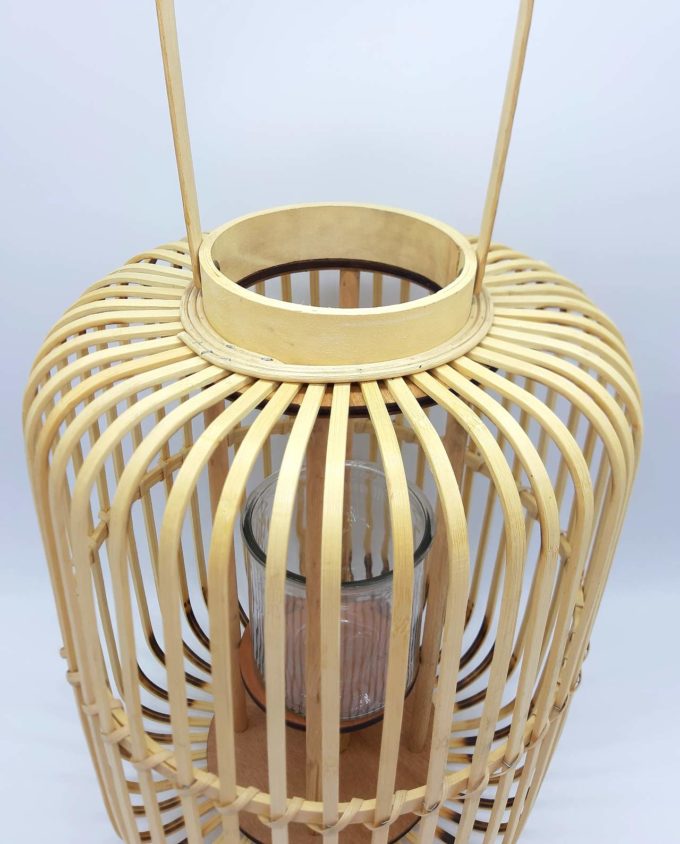 Φανάρι από μπεζ μπαμπού με γυαλί για να προστατεύει το κερί από τον άνεμο. Διάσταση: ύψους 43 cm, διαμέτρου 36 cm
