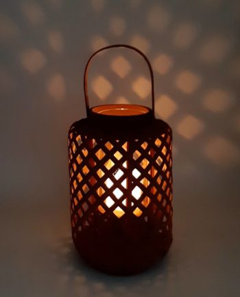 Φανάρι από μπαμπού με γυαλί, χρώμα magenta. Διάσταση: ύψους 30 cm, διαμέτρου 21 cm