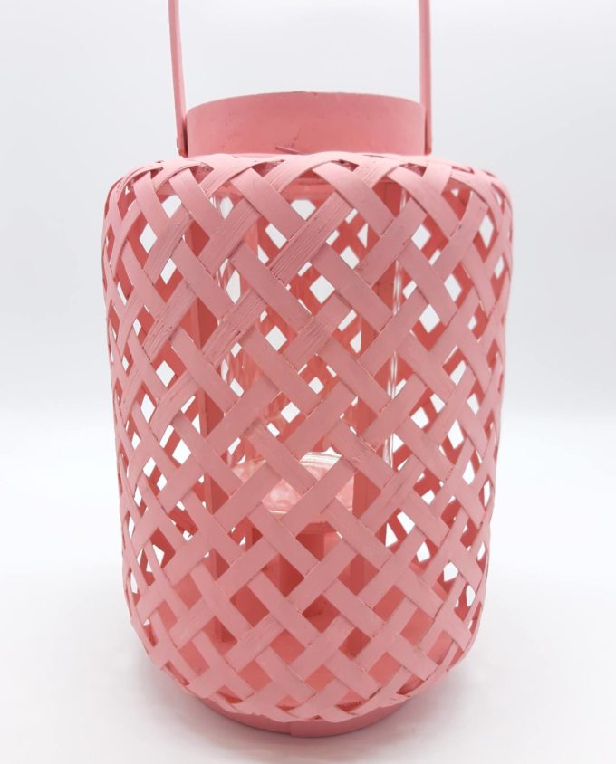Φανάρι από μπαμπού με γυαλί, χρώμα παστελ ροζ. Διάσταση: ύψους 30 cm, διαμέτρου 21 cm
