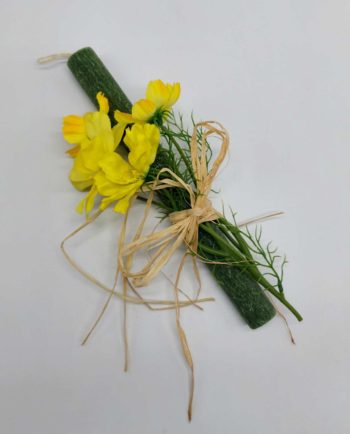 Πασχαλινή λαμπάδα με κίτρινα αγριολούλουδα