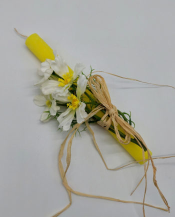 Πασχαλινή λαμπάδα με άσπρα αγριολούλουδα