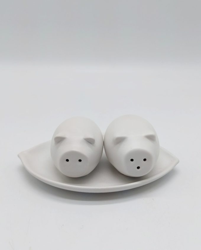 Salt and pepper ceramic with base piggies