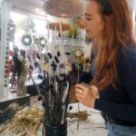 Η Φένια Σπυράτου στην διαδικασία δημιουργίας σύνθεσης αποξηραμένων λουλουδιών